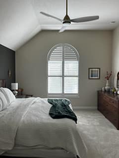 Original Bedroom before Midcentury Modern AI redesign