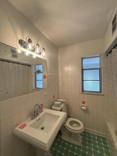 Original Bathroom before Vintage AI redesign