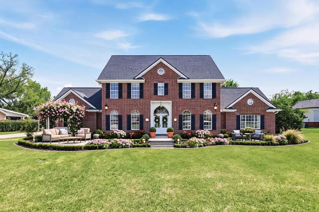 Transitional House Architectural design idea from a real photo